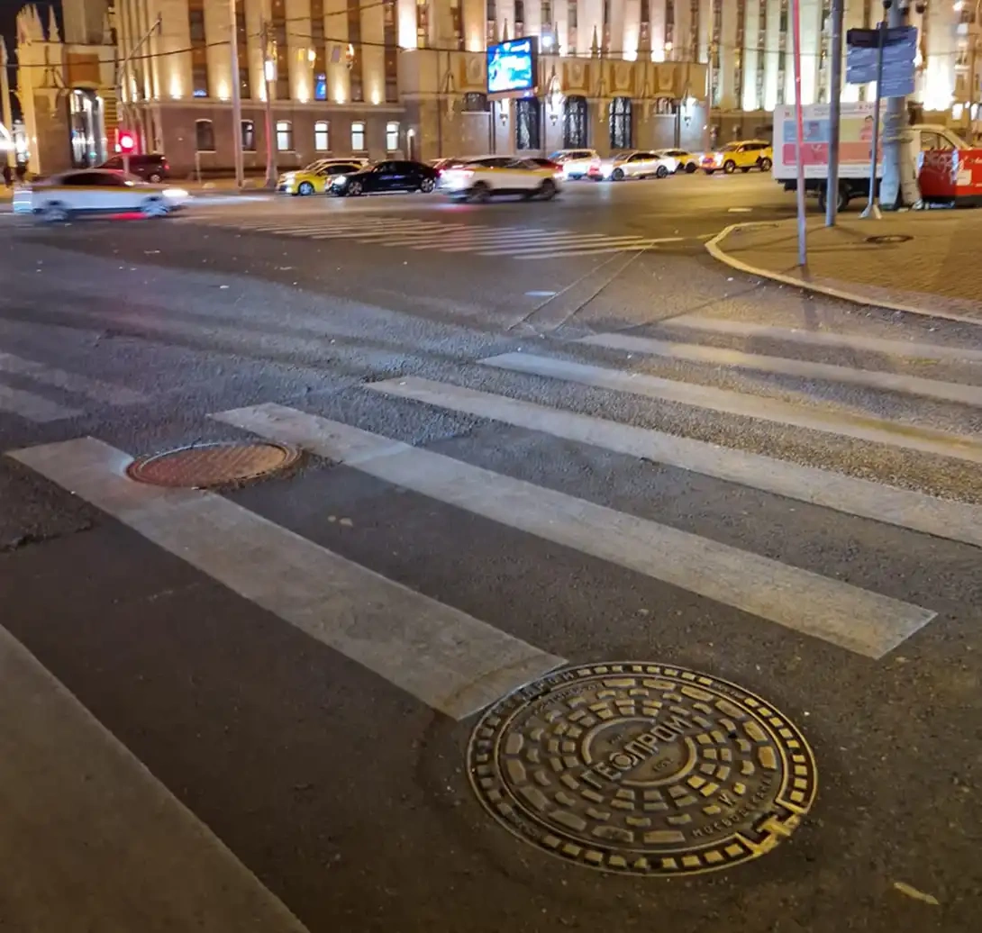 Люки для инженерных коммуникаций на Смоленской площади Люки для инженерных коммуникаций на Смоленской площади