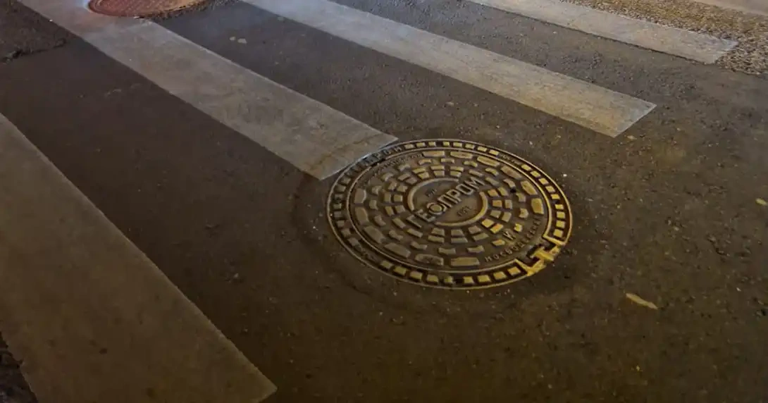 Люки для инженерных коммуникаций на Смоленской площади