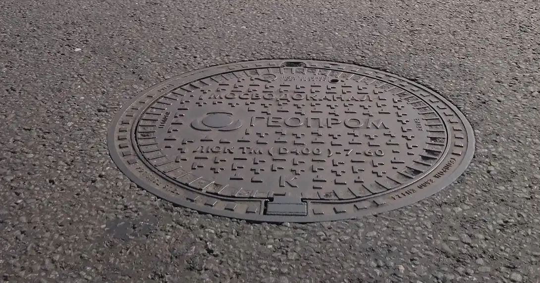 Люки для инженерных сетей на улице Тверская