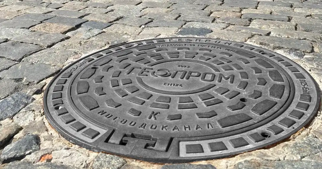 Люки для инженерных сетей на Красной площади